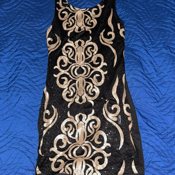 Short black dress with black and gold sequins. Party-ready. - Picture 1 of 3